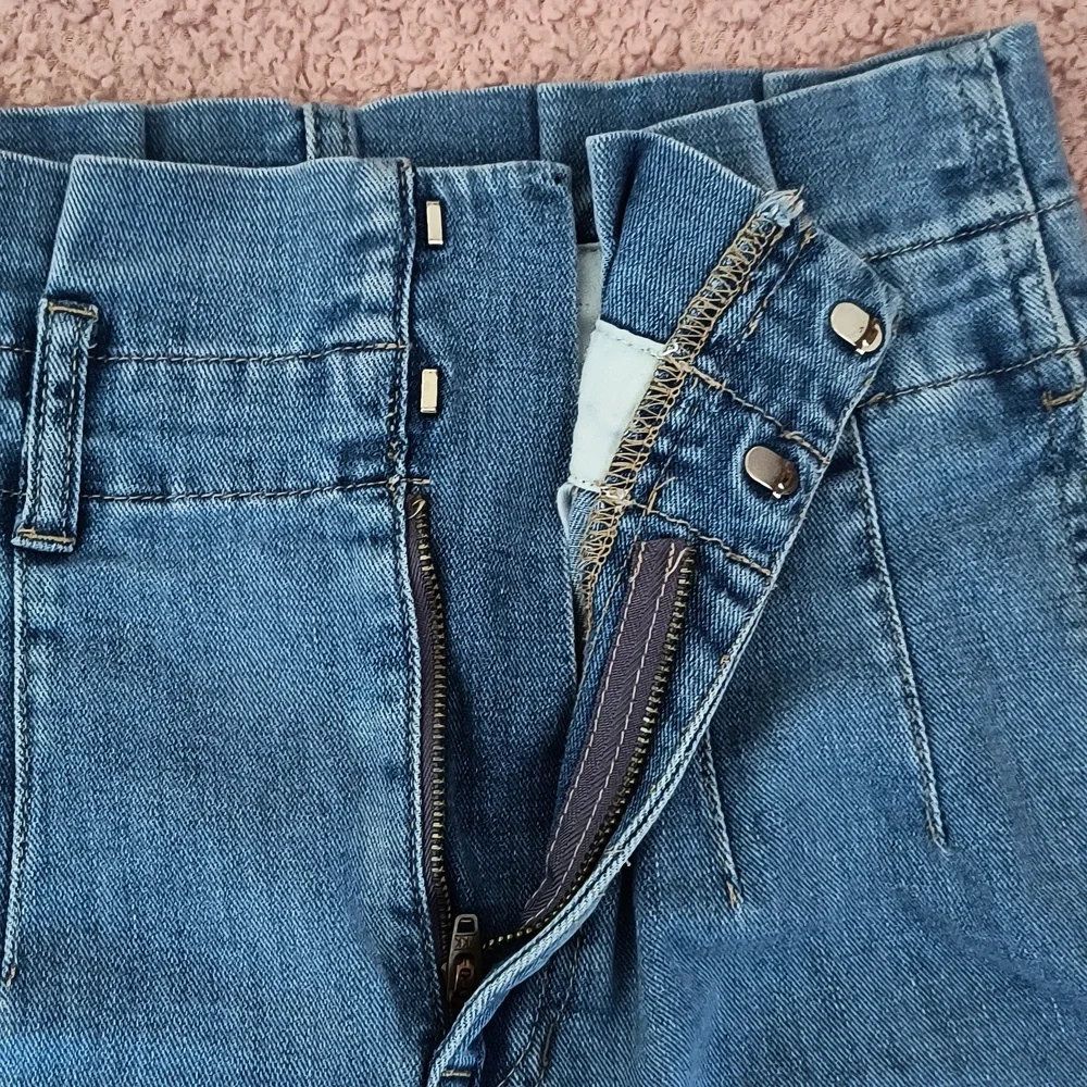 Madewell Women's Pleated Wide Leg Jeans - Picture 3 of 6